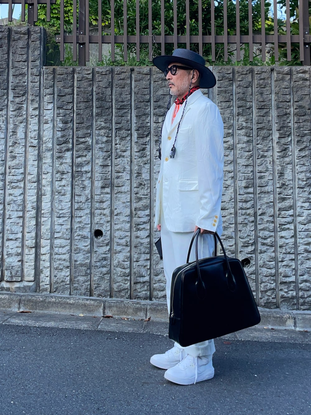 ホワイト系のテーラードジャケット、ホワイト系のパンツ、ホワイト系のスニーカーを着用したメンズの春コーディネートの2枚目の写真