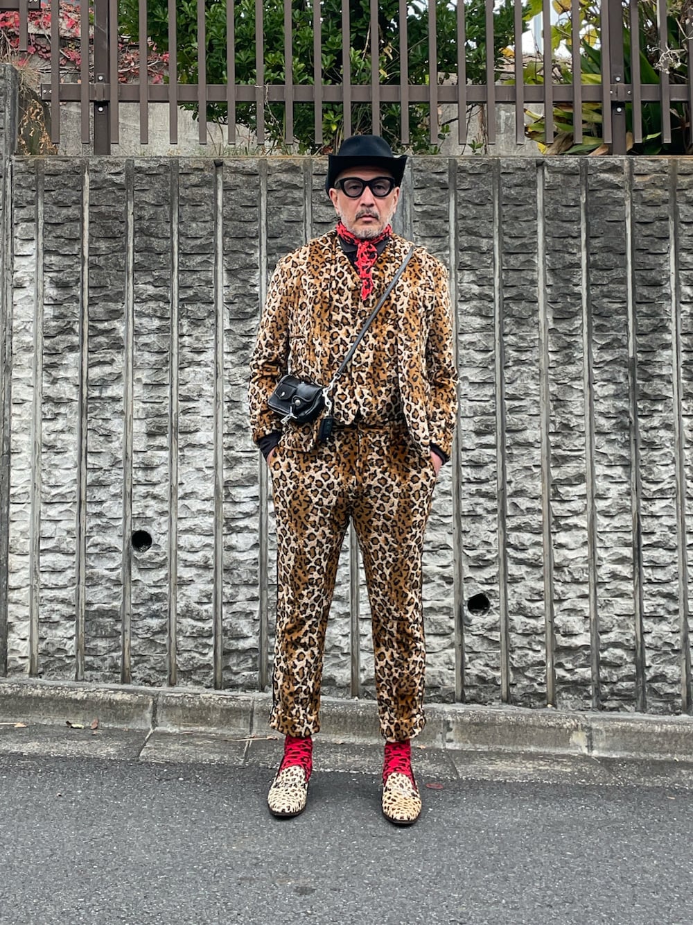 その他のテーラードジャケット、その他のパンツ、ブラック系のボディバッグ/ウエストポーチを着用したメンズの冬コーディネートの2枚目の写真