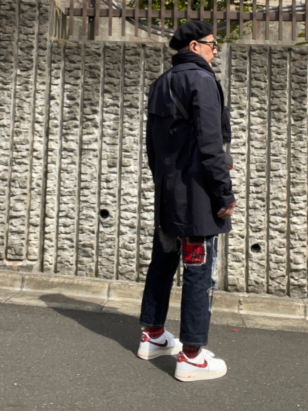 ブルー系のジャケット/アウター、ブルー系のデニムパンツ、ホワイト系のスニーカーを着用したメンズの春コーディネートの3枚目の写真