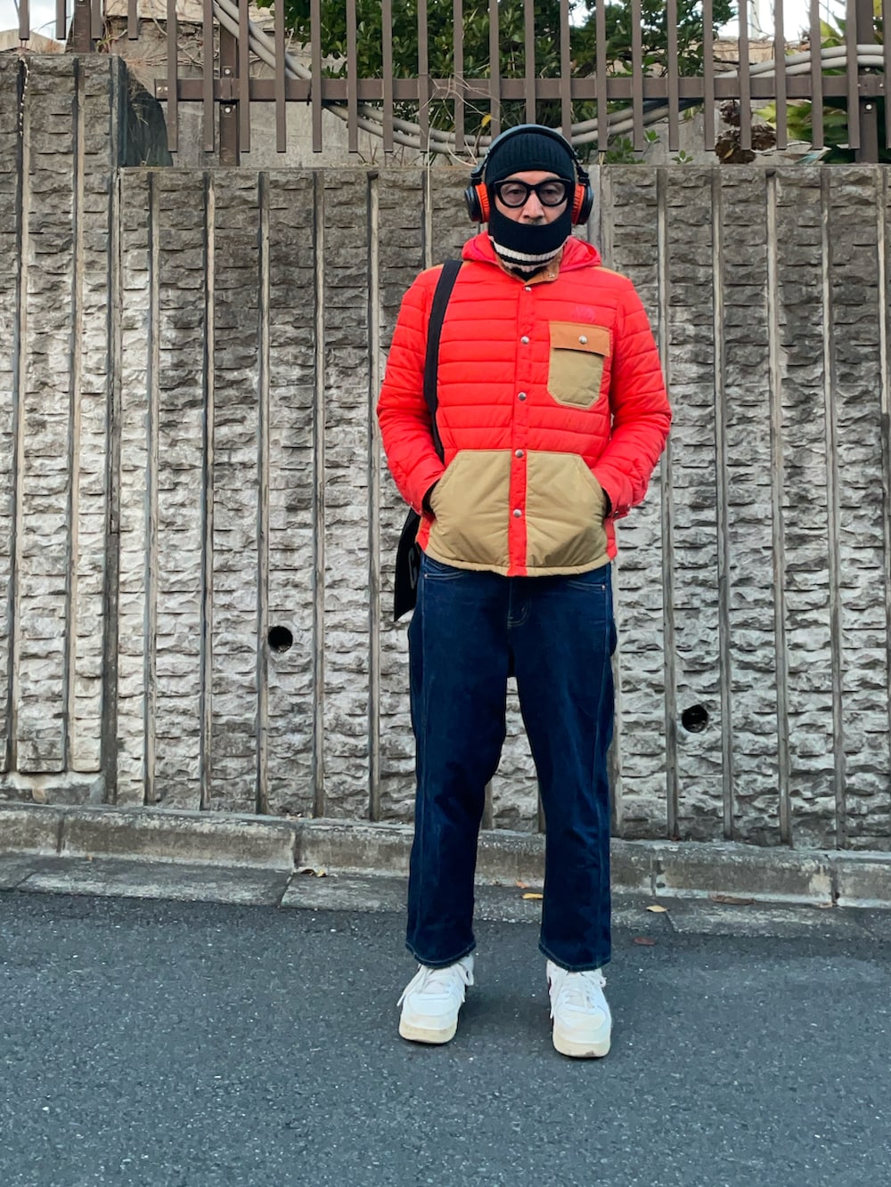 「バラクラバ、ダウンジャケット、デニムパンツ、スニーカー」|「COMME des GARCONS HOMMEのアイテム(帽子、ブラック系)」を使った、MACROMANCEさん(メンズ・170cm)の冬コーディネートの2枚目の写真