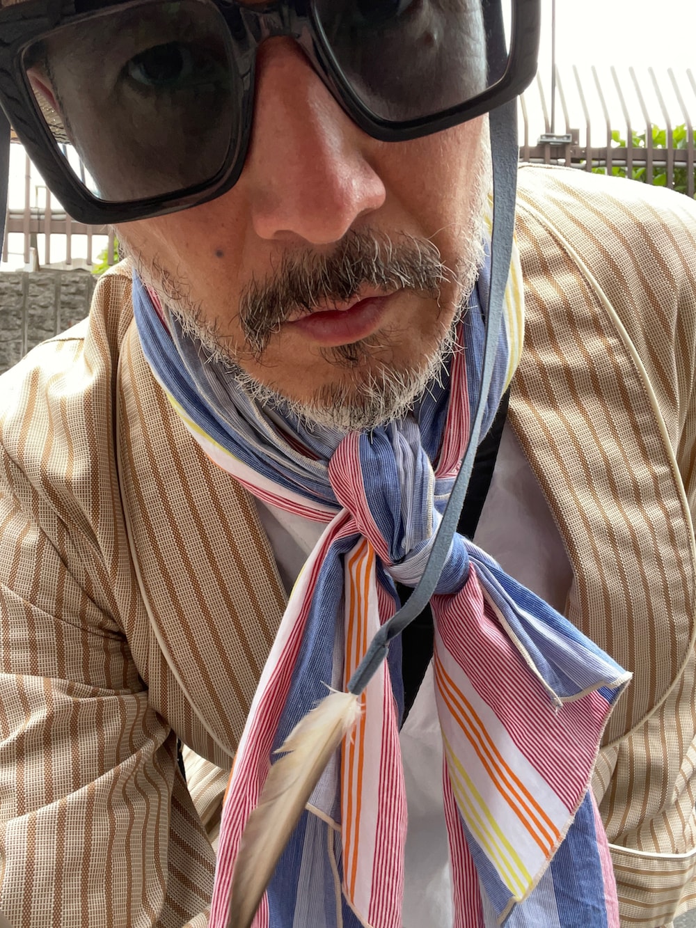 ホワイト系のスニーカー、ホワイト系のその他トップス、ブラック系のその他パンツを着用したメンズの春コーディネートの4枚目の写真