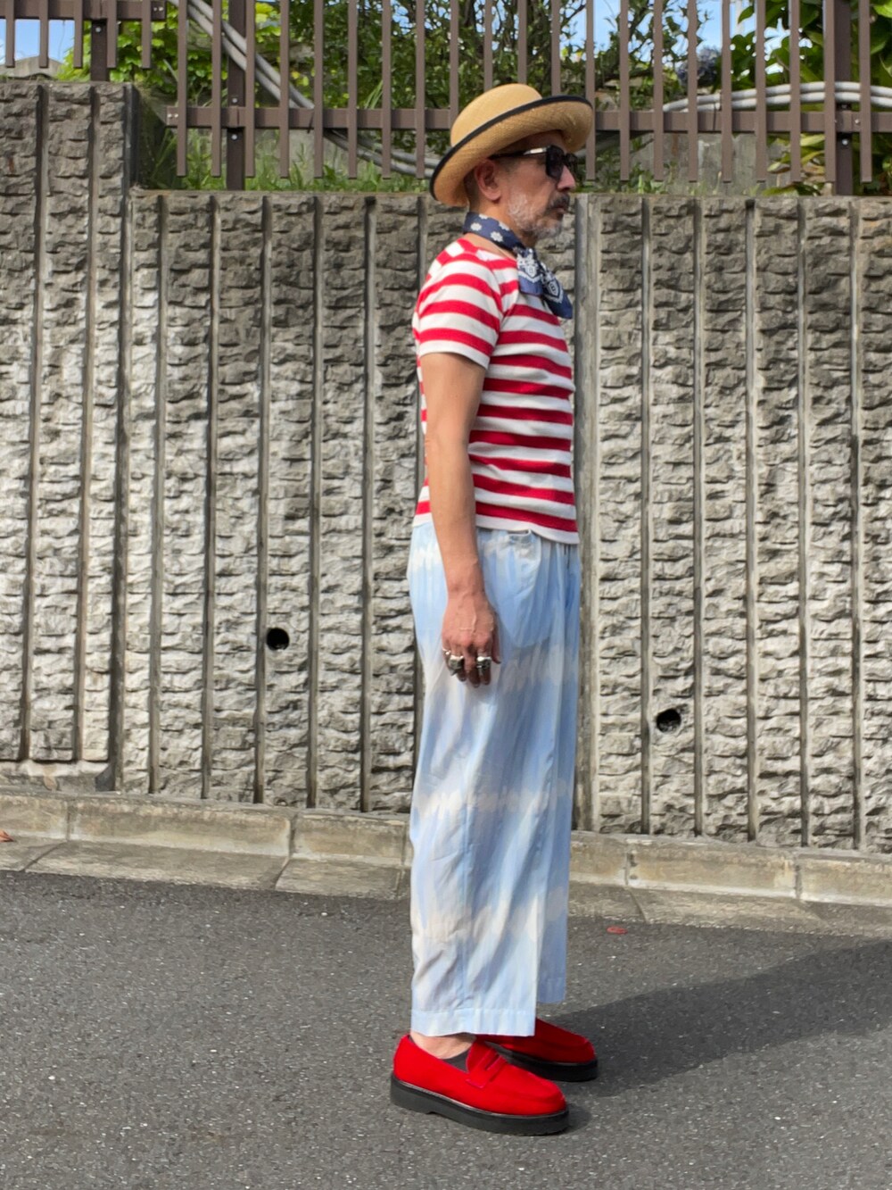 ブルー系のその他パンツ、ベージュ系の帽子を着用したメンズの夏コーディネートの2枚目の写真