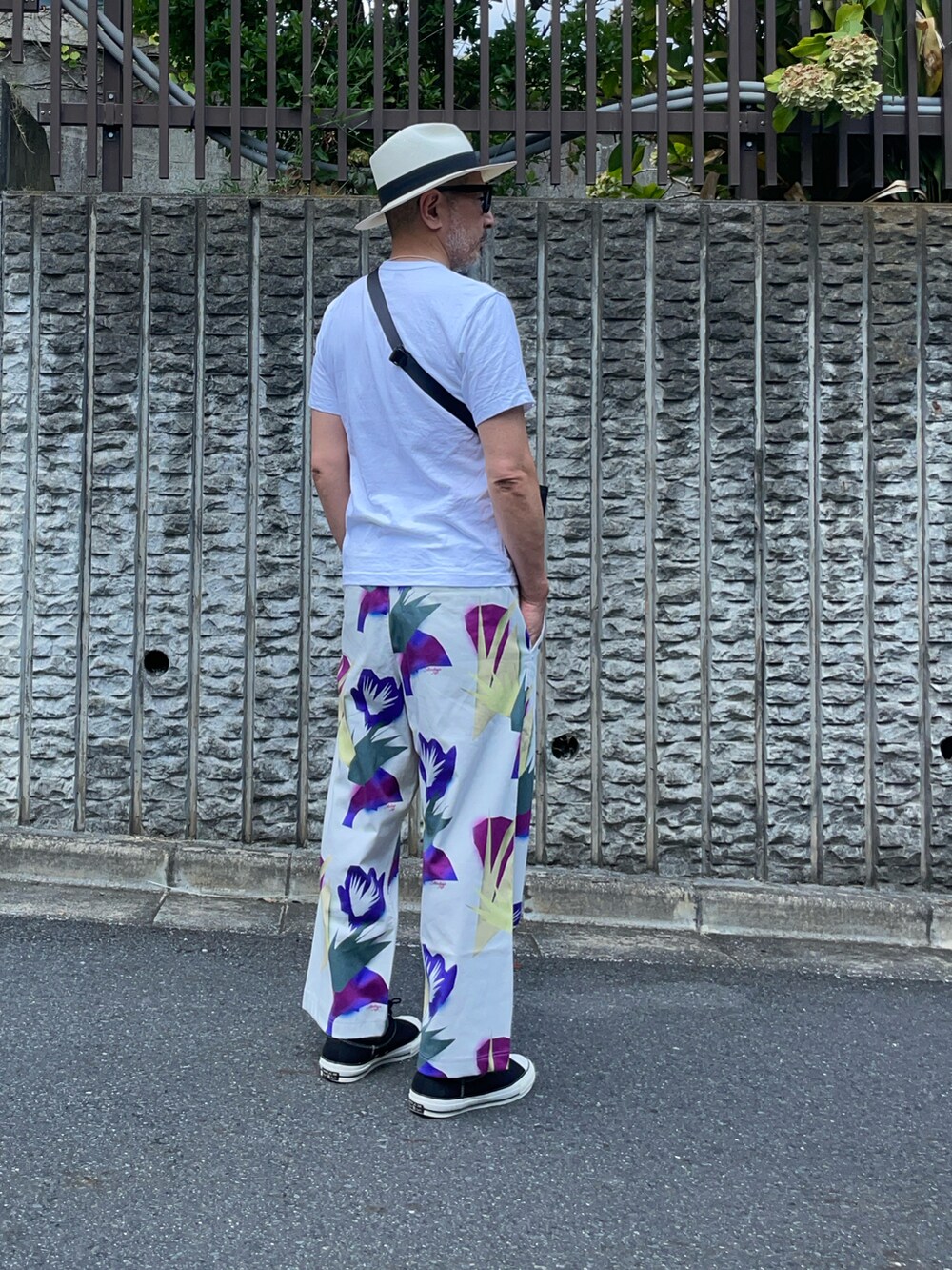 ホワイト系のTシャツ/カットソー、その他のパンツ、ブラック系のスニーカーを着用したメンズの夏コーディネートの3枚目の写真