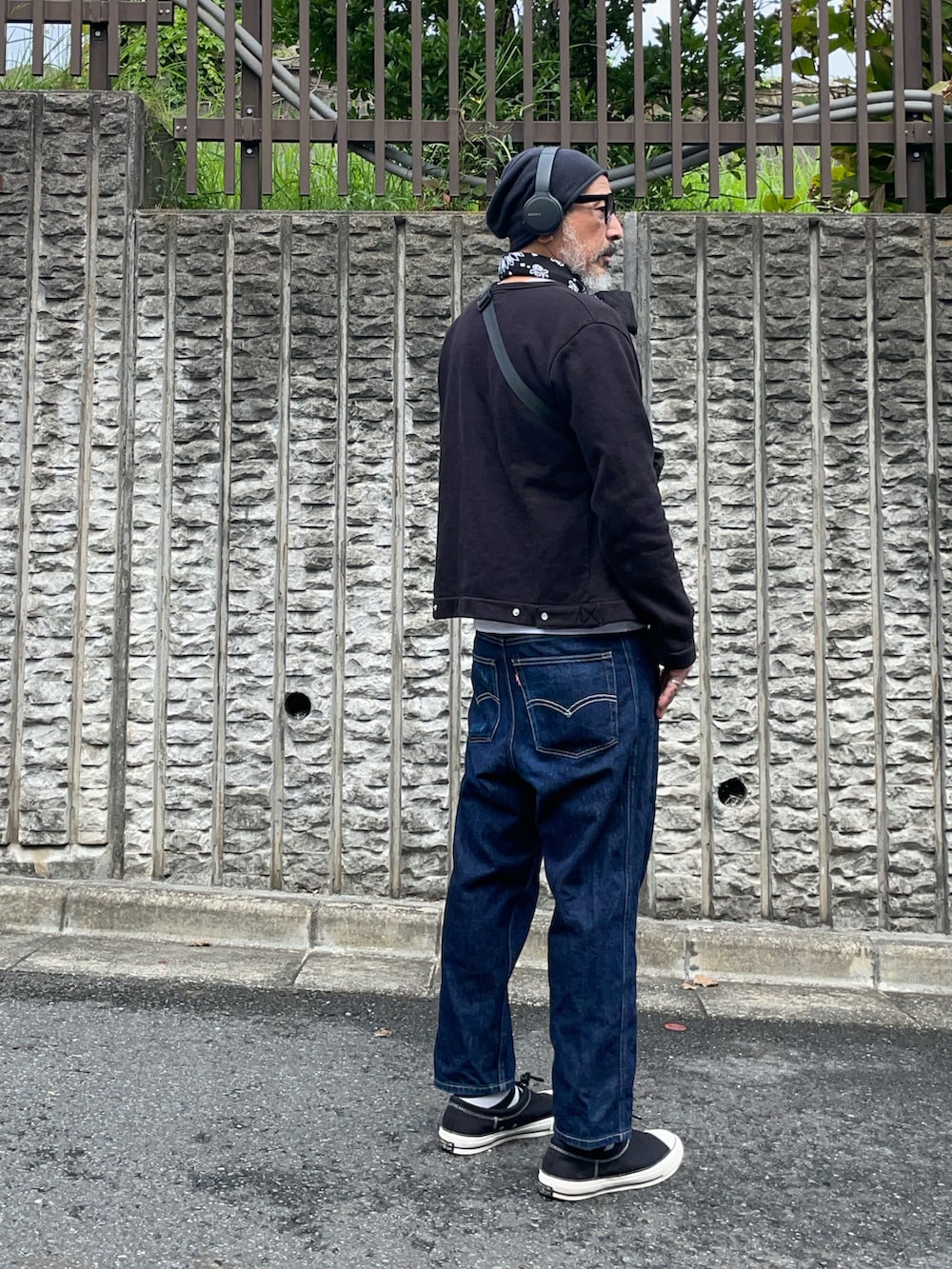 ブラック系のカーディガン/ボレロ、ブルー系のデニムパンツ、ホワイト系のTシャツ/カットソーを着用したメンズの秋コーディネートの2枚目の写真