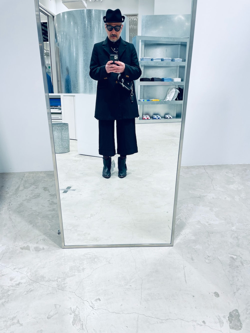 ブラック系のブーツ、ブラック系のボディバッグ/ウエストポーチ、ブラック系のテーラードジャケットを着用したメンズの春コーディネートの2枚目の写真