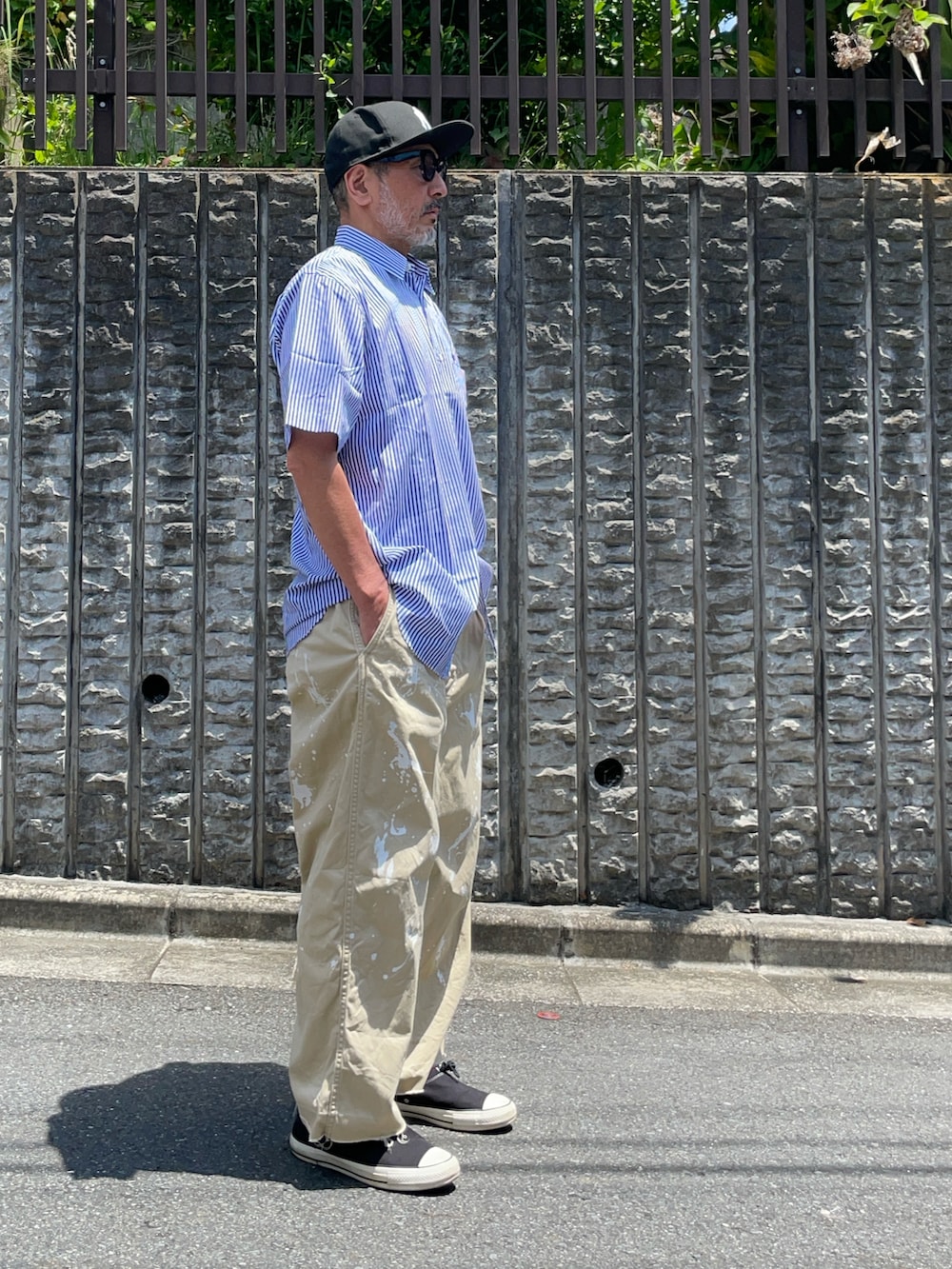 ブルー系のシャツ/ブラウスを着用したメンズの夏コーディネートの2枚目の写真