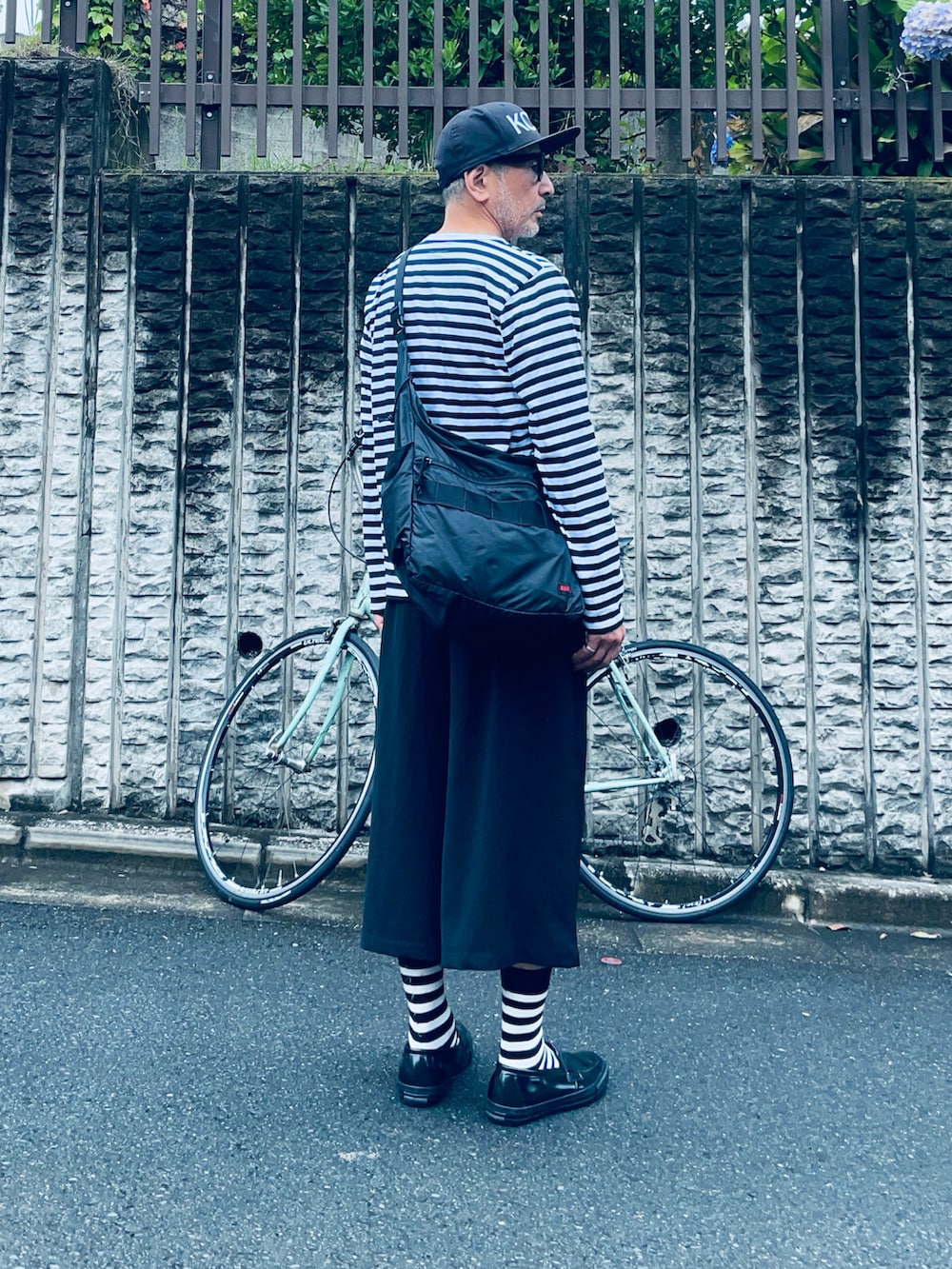 その他のTシャツ/カットソー、ブラック系のパンツ、ブラック系のレインシューズを着用したメンズの夏コーディネートの2枚目の写真