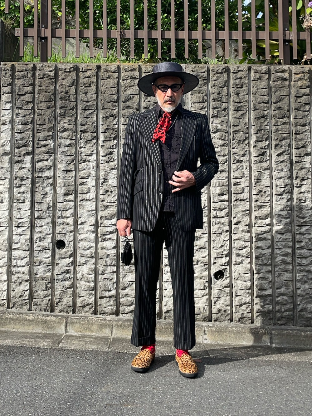 ブラック系のテーラードジャケット、その他のモカシン/デッキシューズ、ブラック系のハットを着用したメンズの夏コーディネートの2枚目の写真