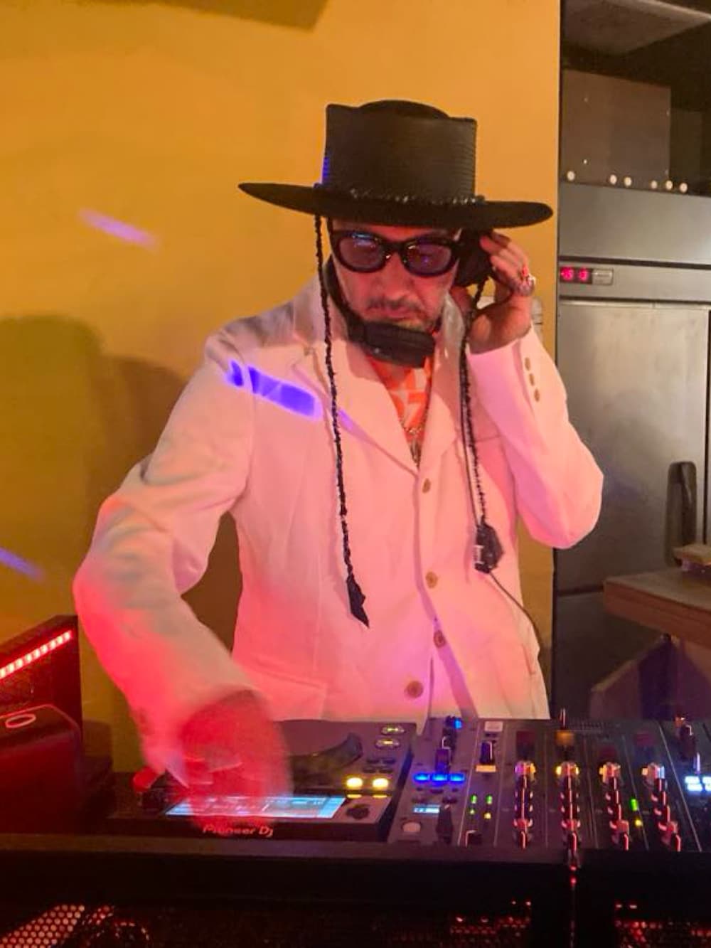 ホワイト系のテーラードジャケット、ホワイト系のパンツ、ホワイト系のスニーカーを着用したメンズの春コーディネートの3枚目の写真