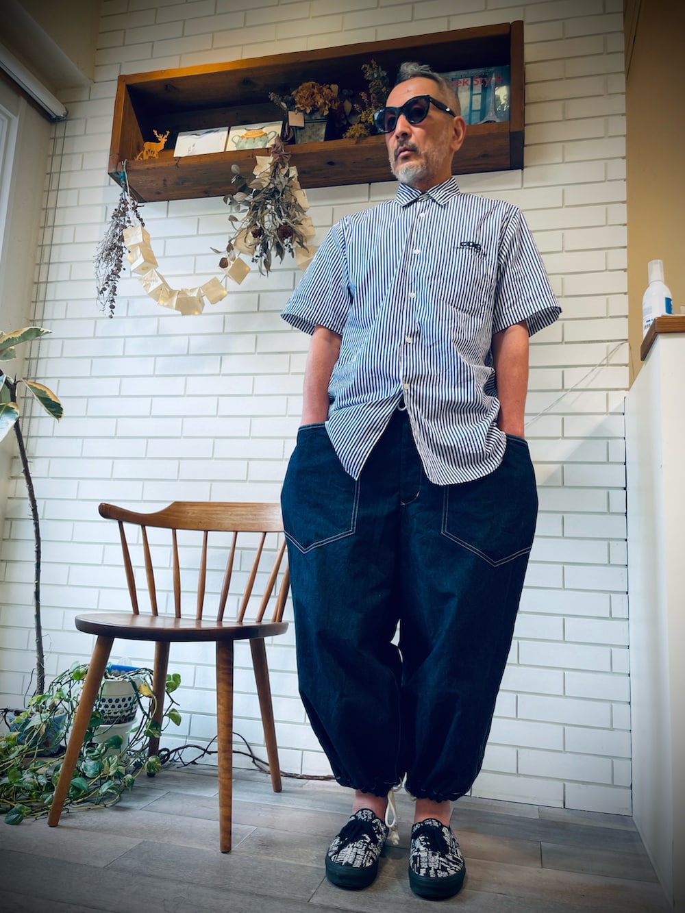 ブルー系のシャツ/ブラウス、ブルー系のデニムパンツ、ブラック系のスニーカーを着用したメンズの夏コーディネートの2枚目の写真