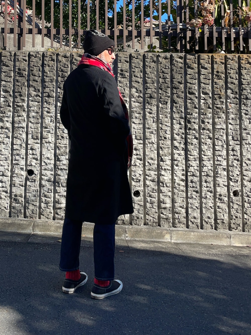 ブラック系のジャケット/アウター、ブルー系のデニムパンツ、ブラック系のニットキャップ/ビーニーを着用したメンズの冬コーディネートの2枚目の写真