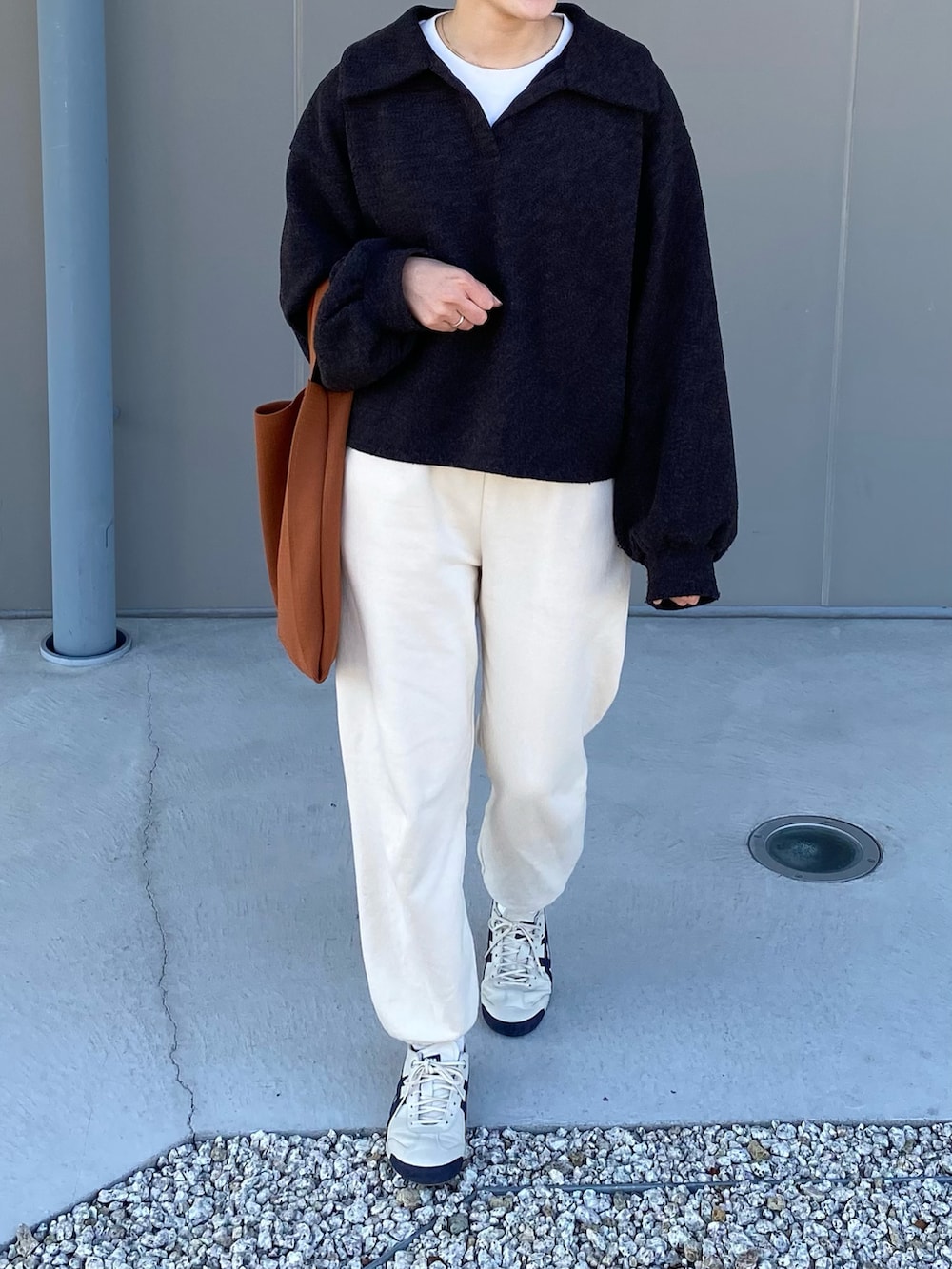 「大人カジュアル、パンツコーデ、春ファッション、スウェットパンツ、オレンジ、スニーカー、オニツカタイガー、ラクチンコーデ、プチプラコーデ、プチプラ」｜「GUのアイテム（トップス、ブラウン系）」を使った、ハナレさん（レディース・154cm）の冬コーディネートの2枚目の写真