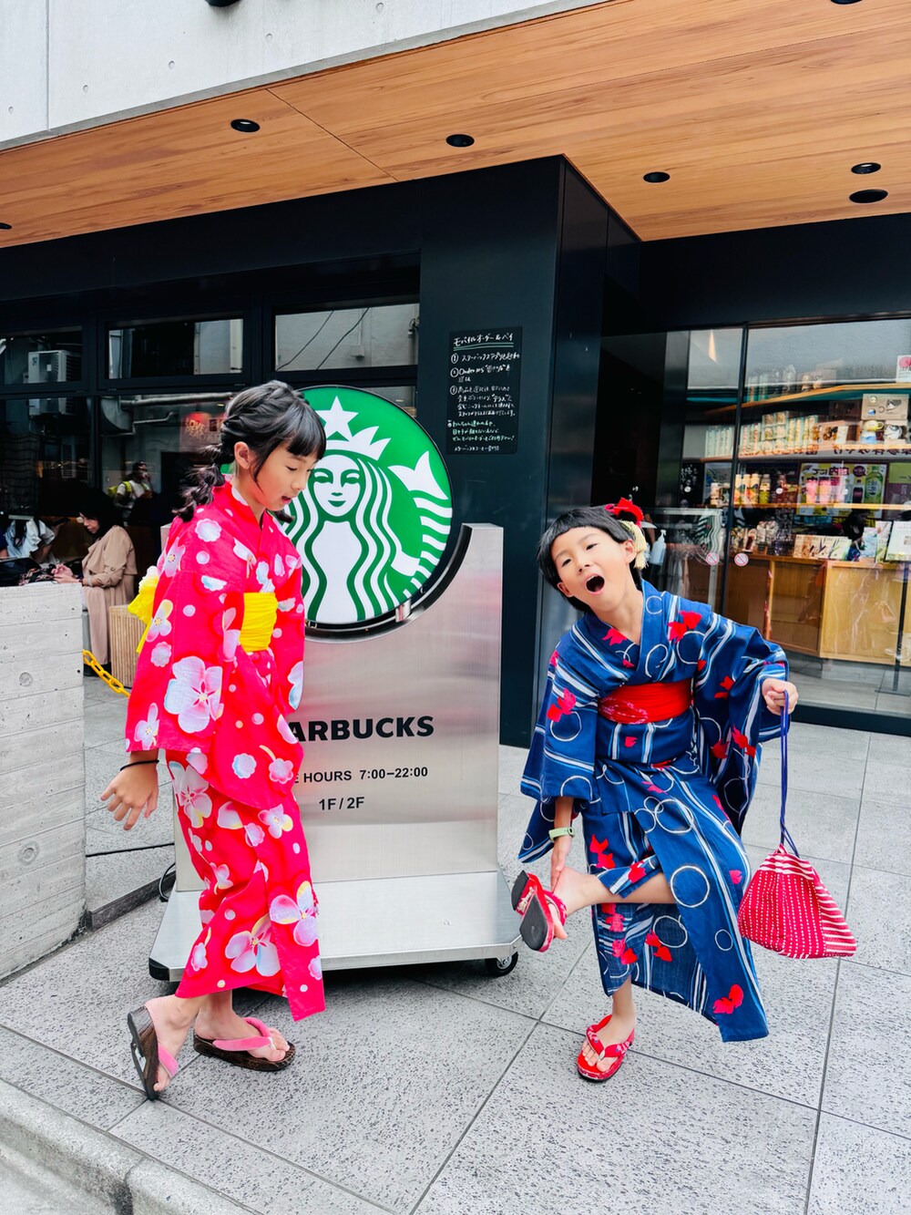 レッド系のその他シューズを着用したキッズの夏コーディネートの4枚目の写真