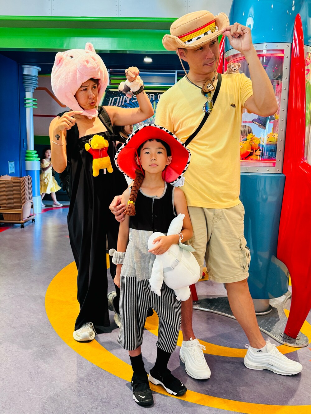 ブラック系のキャップを着用したキッズの夏コーディネートの2枚目の写真