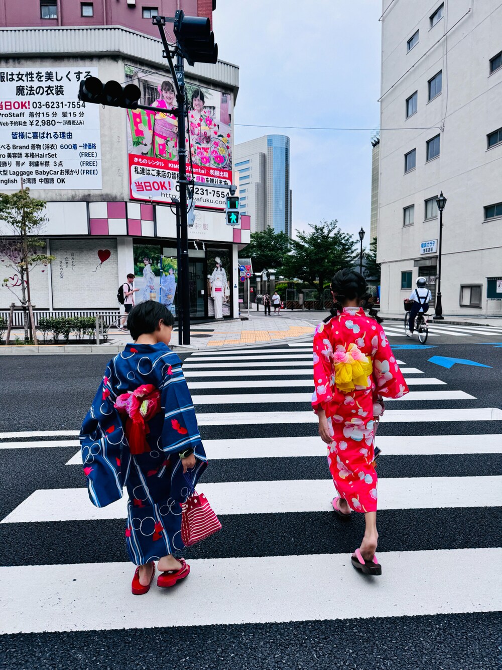 レッド系のその他シューズを着用したキッズの夏コーディネートの5枚目の写真