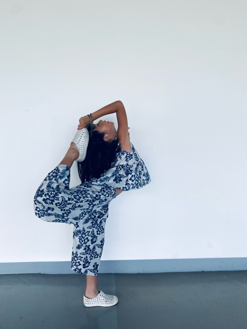 ホワイト系のスニーカーを着用したキッズの夏コーディネートの2枚目の写真