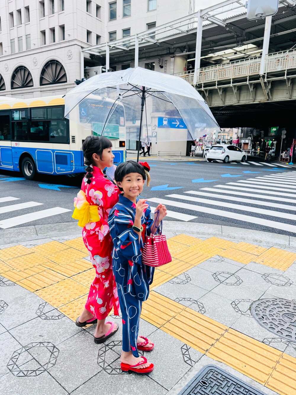 レッド系のその他シューズを着用したキッズの夏コーディネートの3枚目の写真