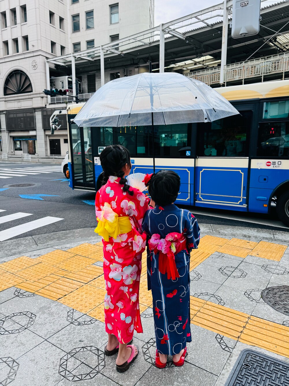 レッド系のその他シューズを着用したキッズの夏コーディネートの2枚目の写真