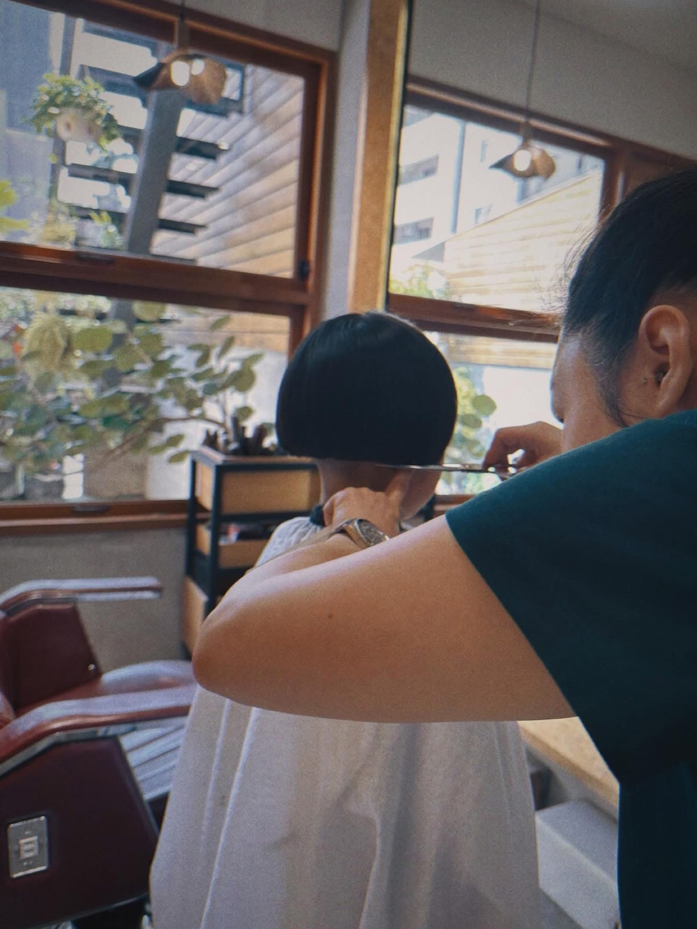 グリーン系のステンカラーコートを着用したキッズの冬コーディネートの5枚目の写真