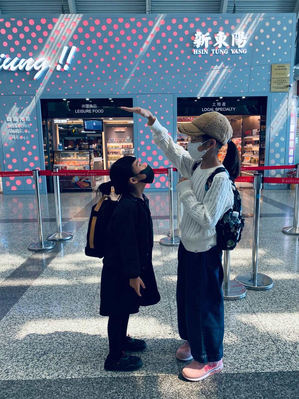 ブラック系のスニーカーを着用したキッズの冬コーディネートの2枚目の写真