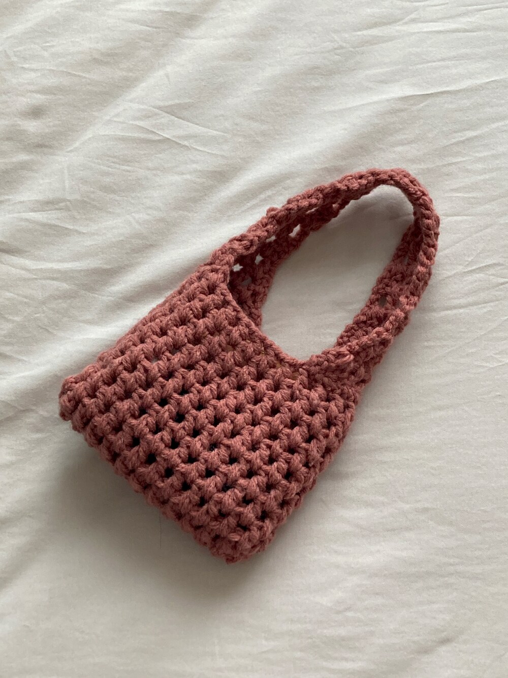 イエロー系のTシャツ/カットソー、ブルー系のデニムパンツ、ピンク系のハンドバッグを着用したレディースの夏コーディネートの2枚目の写真