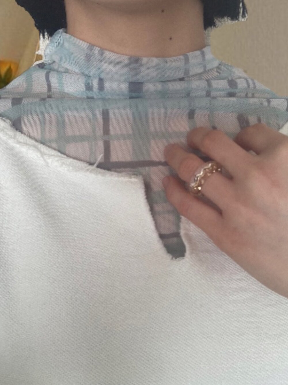 ブラック系のスラックス、ブルー系のTシャツ/カットソー、ホワイト系のスウェットを着用したレディースの春コーディネートの2枚目の写真