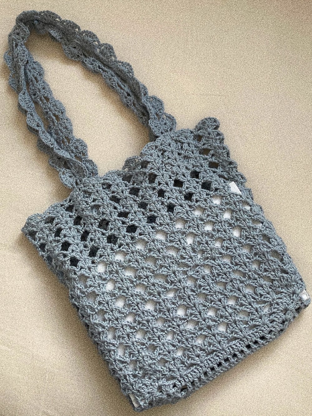 グリーン系のチノパンツ、グレー系のスニーカー、ブルー系のシャツ/ブラウスを着用したレディースの春コーディネートの2枚目の写真