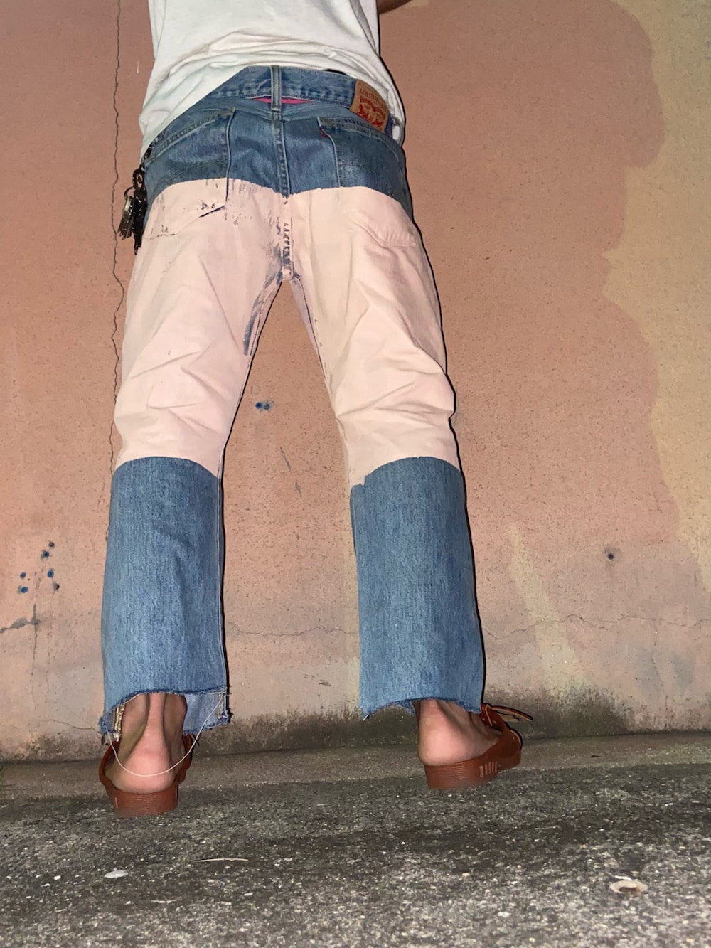 ホワイト系のTシャツ/カットソー、その他のデニムパンツ、ブラウン系のサンダルを着用したメンズの夏コーディネートの2枚目の写真