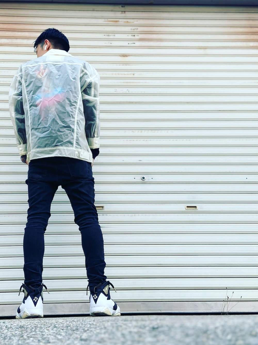 ブラック系のTシャツ/カットソー、その他のデニムジャケット、その他のスニーカーを着用したメンズの夏コーディネートの2枚目の写真