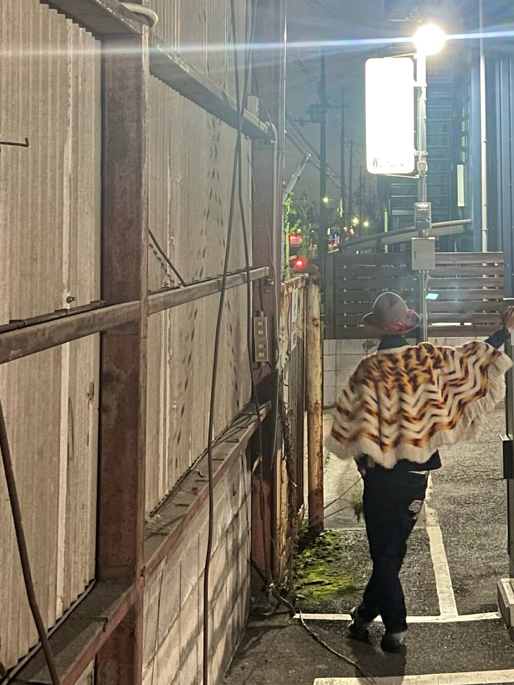 ブルー系のデニムパンツ、グリーン系のローファー、その他のポンチョを着用したメンズの秋コーディネートの2枚目の写真