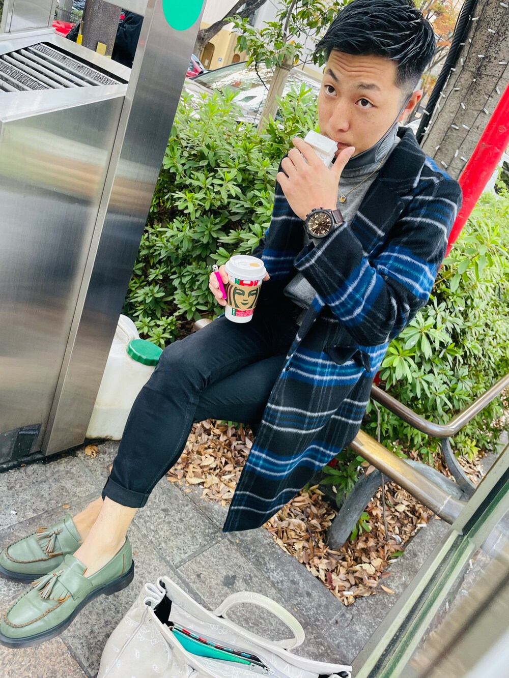 ブラック系のデニムパンツ、ブルー系のジャケット/アウターを着用したメンズの春コーディネートの2枚目の写真