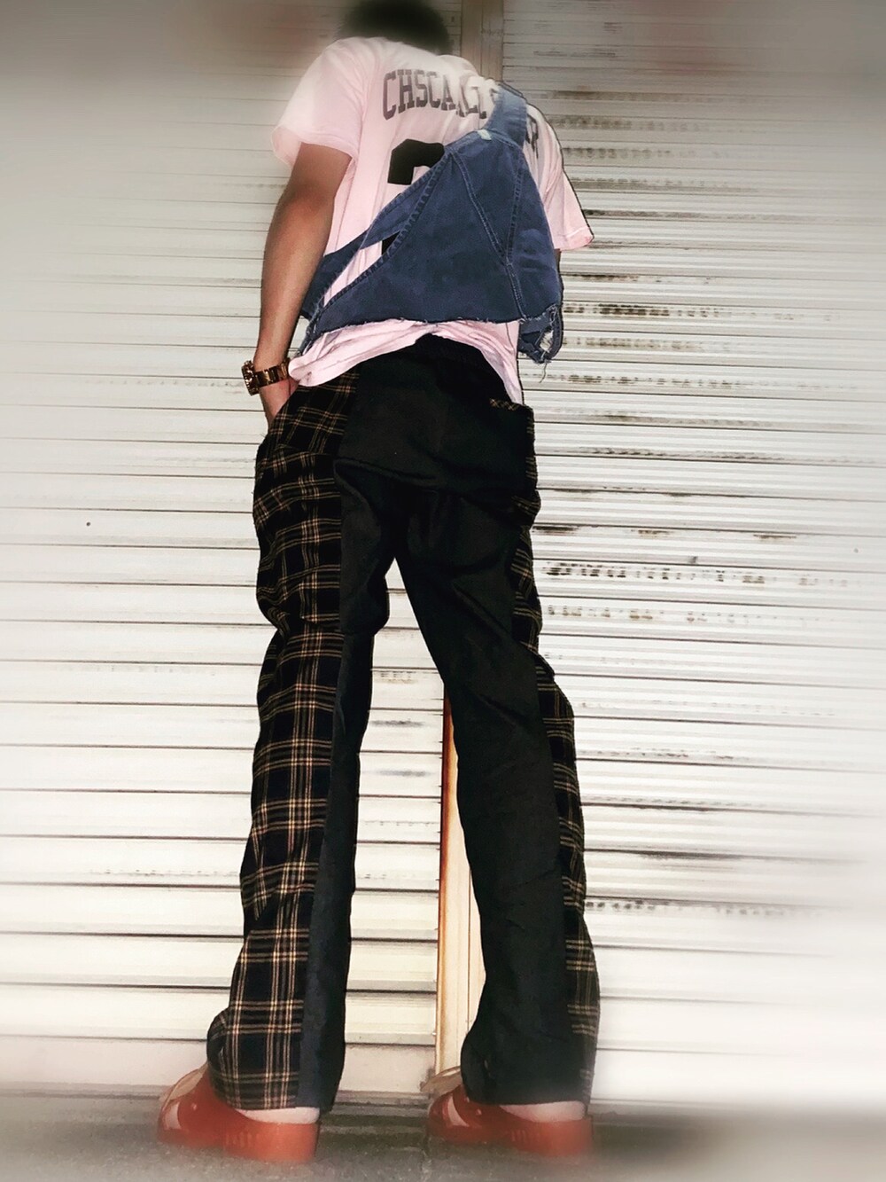 その他のその他パンツ、ブラウン系のサンダル、ブルー系のその他を着用したメンズの夏コーディネートの2枚目の写真