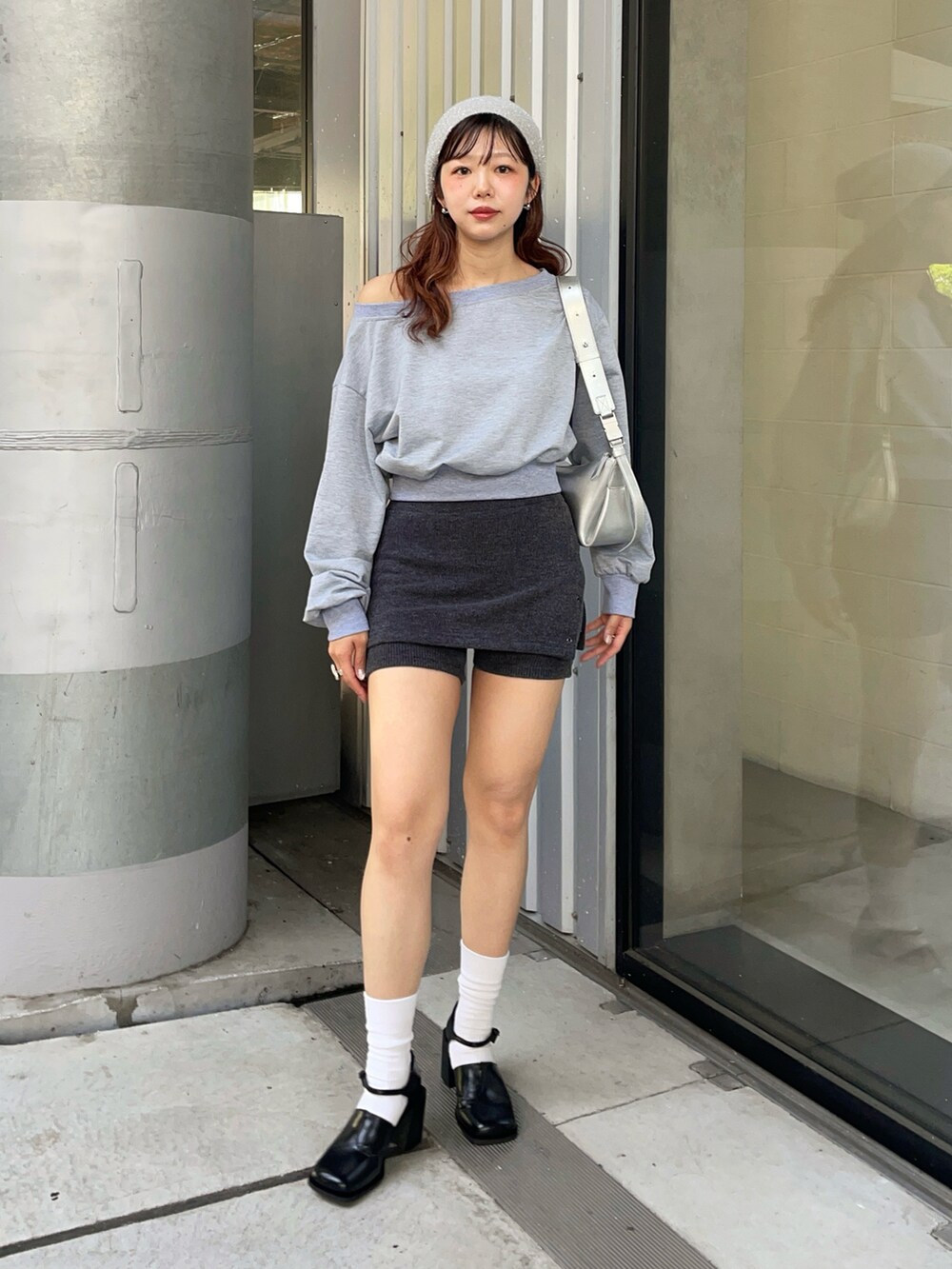 グレー系のスウェット、シルバー系のショルダーバッグ、グレー系のその他パンツを着用したレディースの春コーディネートの5枚目の写真