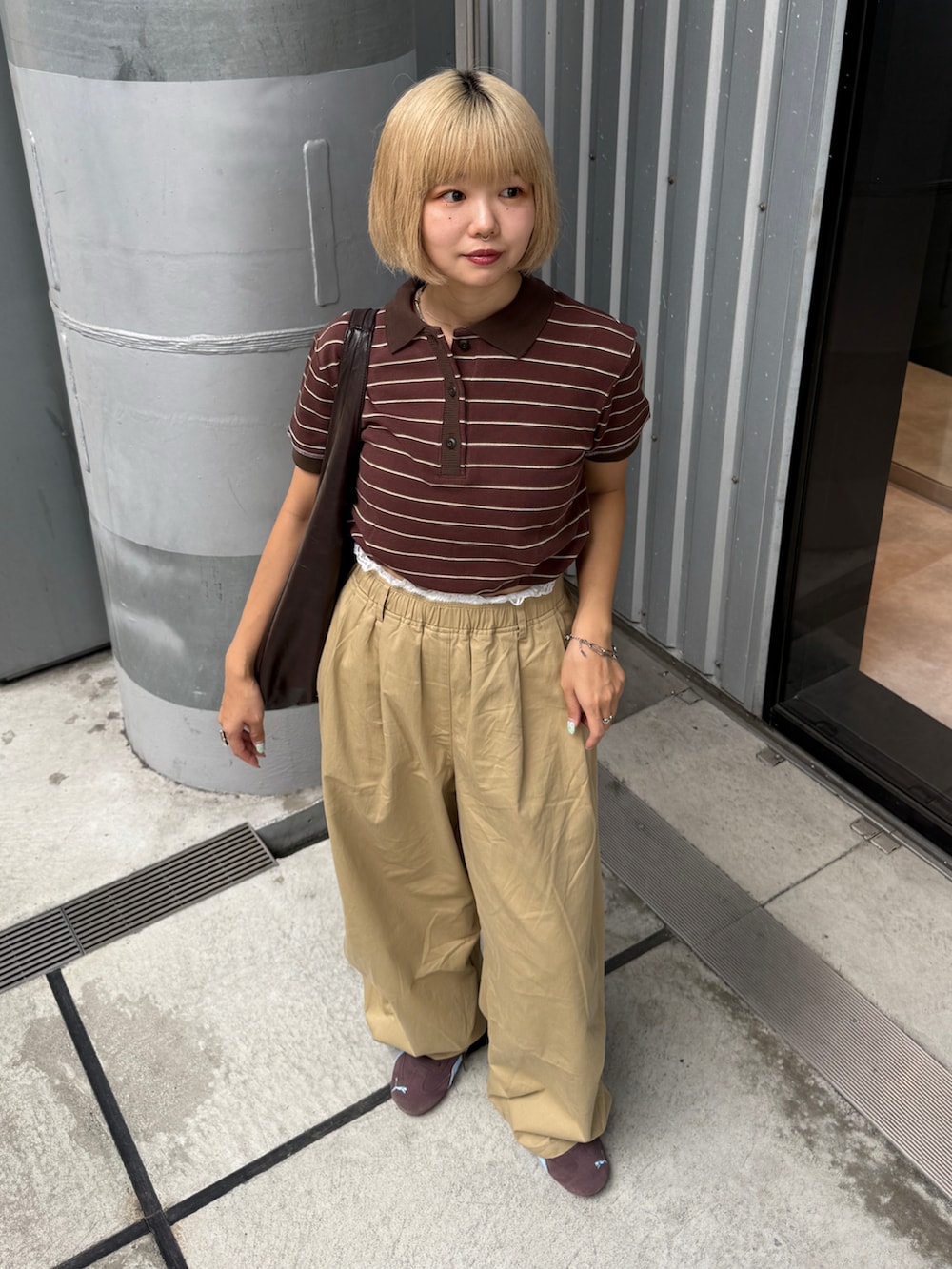 ベージュ系のその他パンツ、ブラウン系のショルダーバッグ、ブラウン系のポロシャツを着用したレディースの夏コーディネートの4枚目の写真