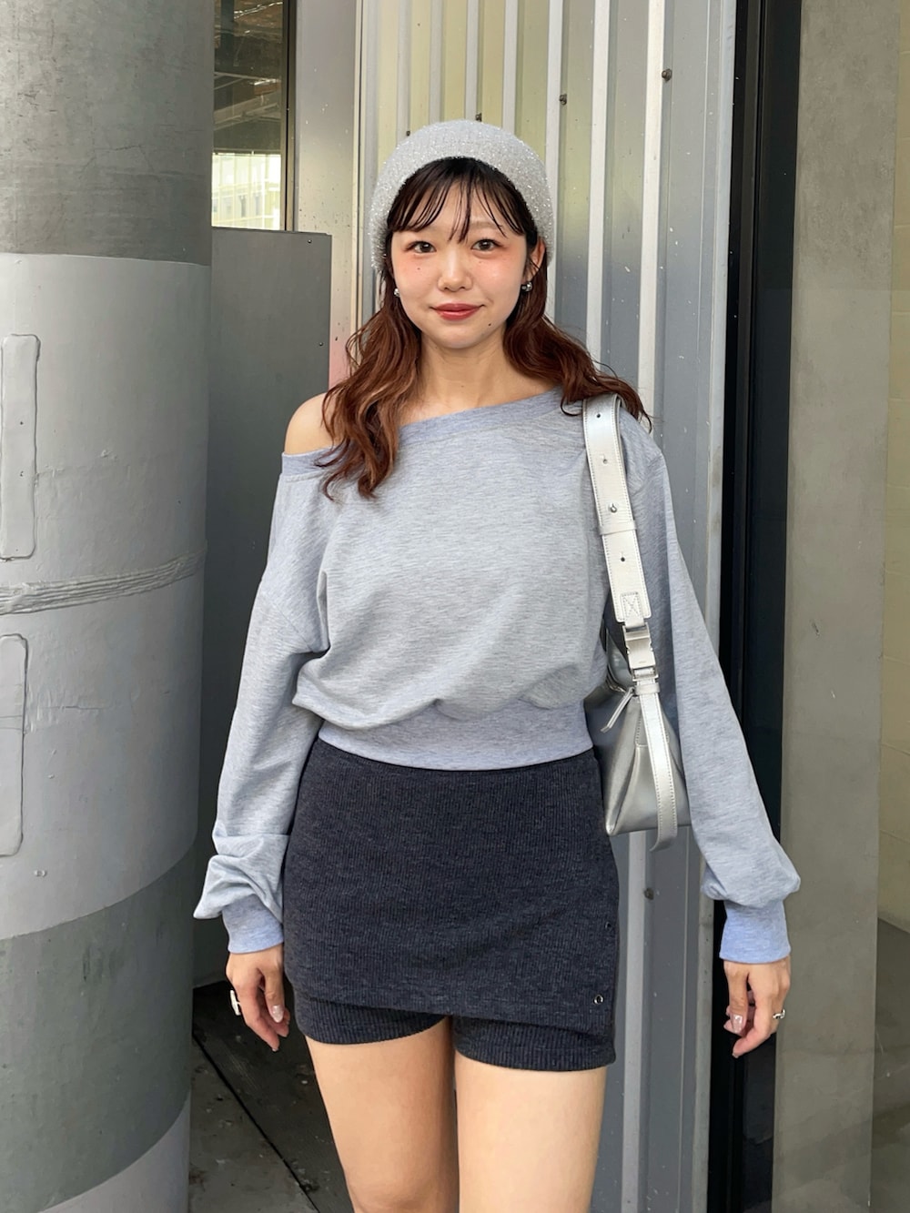 グレー系のスウェット、シルバー系のショルダーバッグ、グレー系のその他パンツを着用したレディースの春コーディネートの2枚目の写真