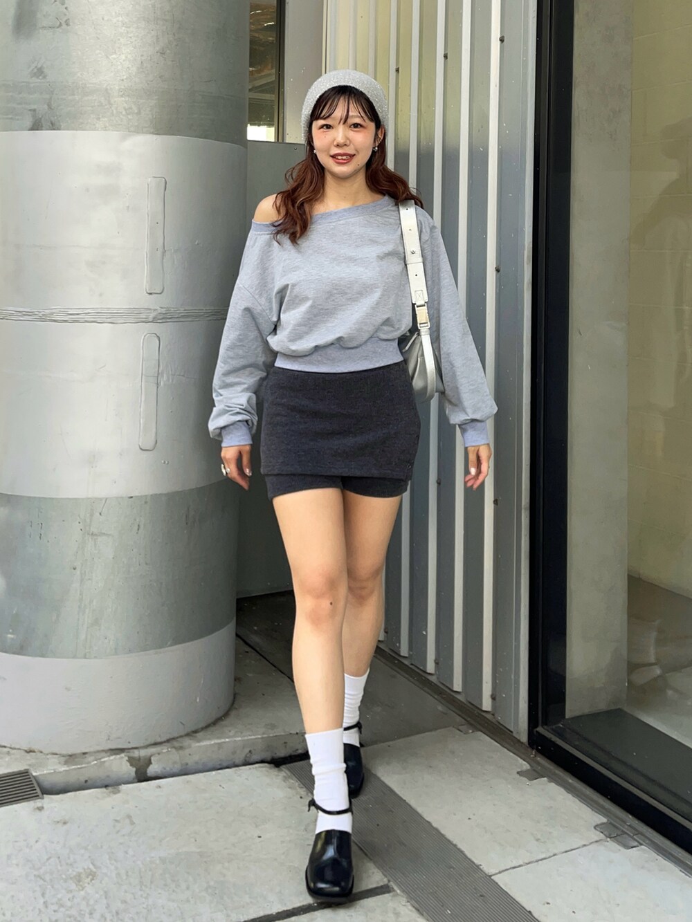 グレー系のスウェット、シルバー系のショルダーバッグ、グレー系のその他パンツを着用したレディースの春コーディネートの4枚目の写真