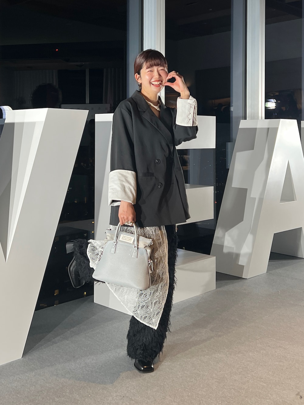 ブルー系のバッグ、ホワイト系のその他パンツ、ブラック系のパンプスを着用したレディースの春コーディネートの2枚目の写真