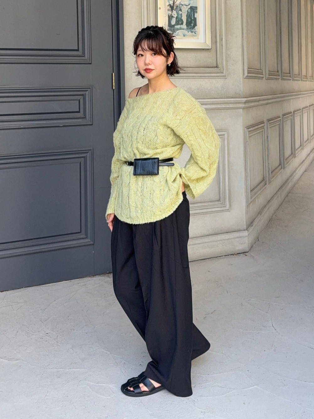「休日スタイル、韓国ファッション、きれいめカジュアル、シンプルコーデ、秋服準備はじめました、スラックス、レイヤードスタイル、カラーコーデ、ワンショルダー、シアートップス、パンツスタイル、キレイめカジュアル、tipコーデ、tiptop_pocket、秋コーデ」｜「tiptopのシアーケーブルBIGニット（ニット/セーター、グリーン系）」を使った、UKIさん（骨格ストレート・レディース・155cm）の夏コーディネートの5枚目の写真