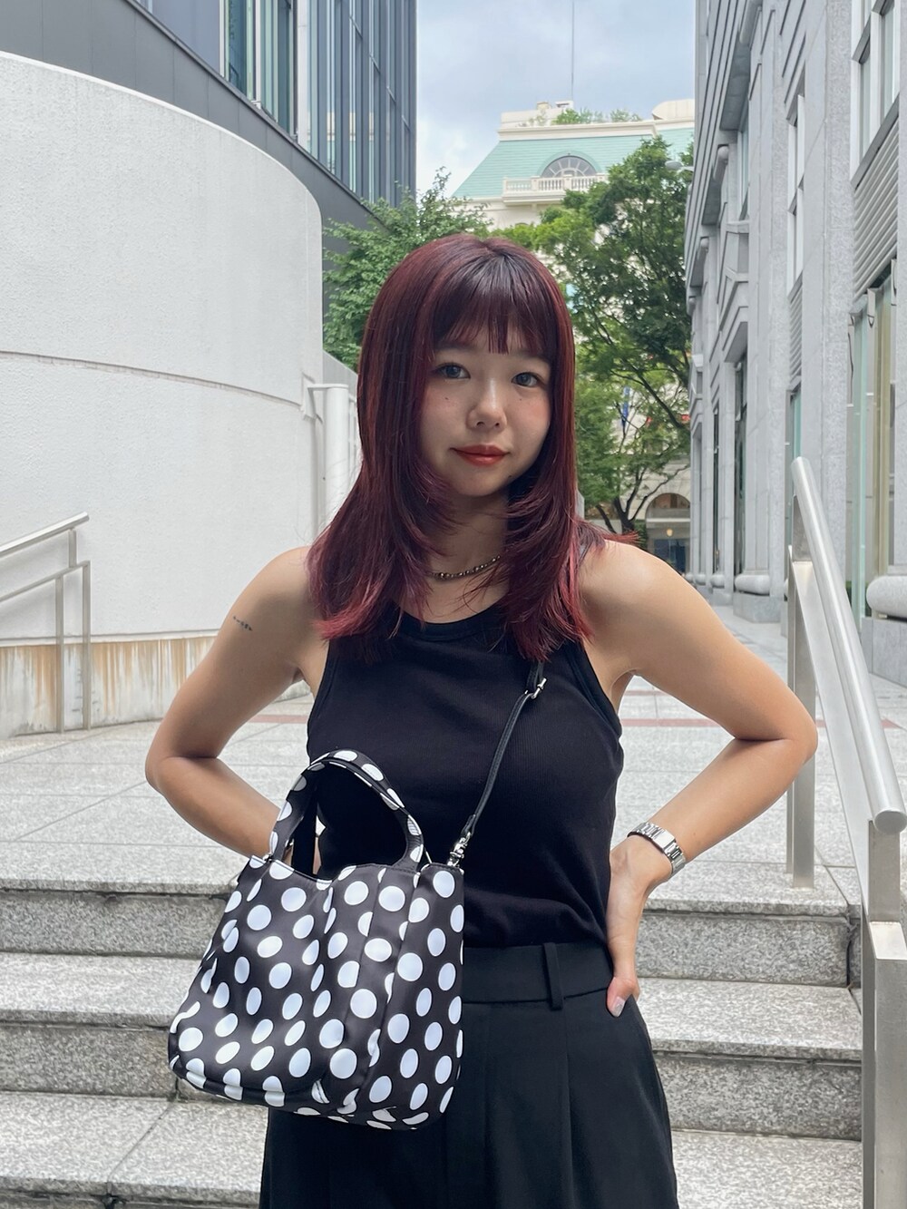 ブラック系のサンダル、ブラック系のパンツ、ホワイト系のタンクトップを着用したレディースの夏コーディネートの3枚目の写真