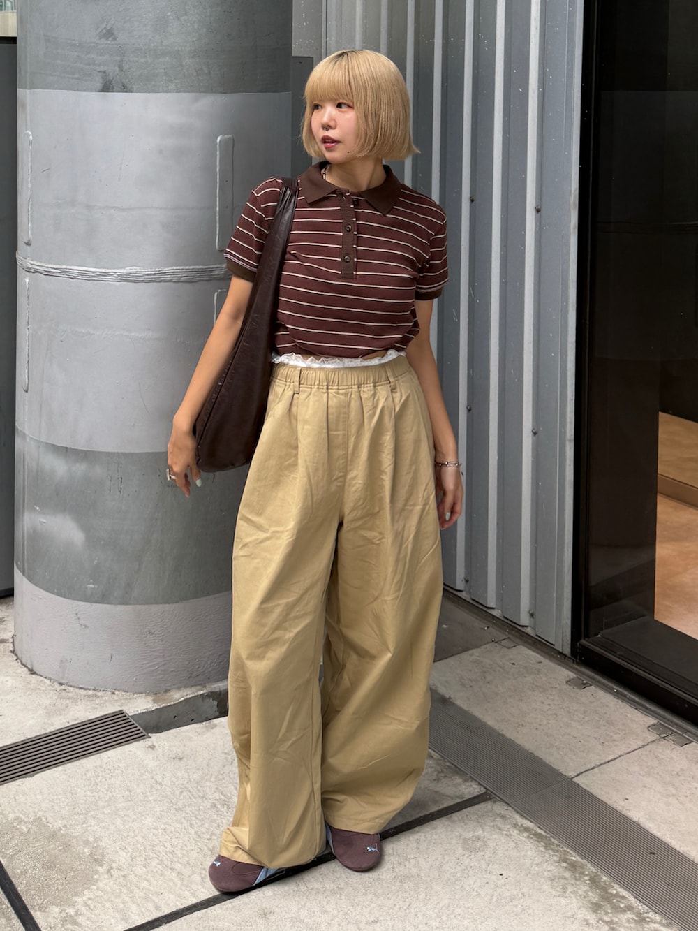 ベージュ系のその他パンツ、ブラウン系のショルダーバッグ、ブラウン系のポロシャツを着用したレディースの夏コーディネートの2枚目の写真
