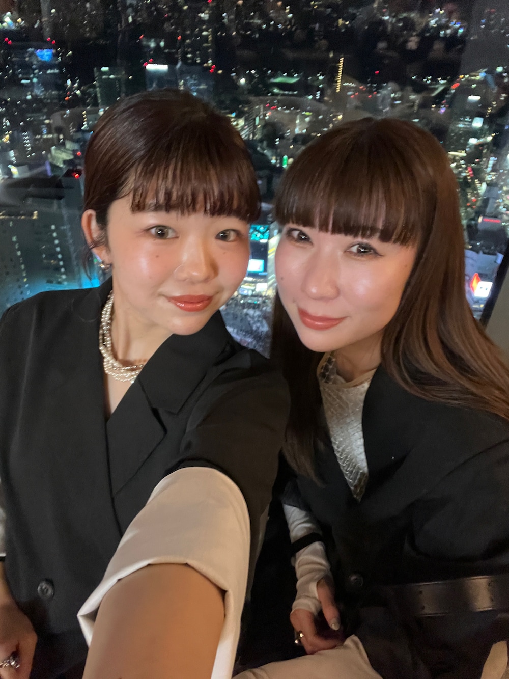 ブルー系のバッグ、ホワイト系のその他パンツ、ブラック系のパンプスを着用したレディースの春コーディネートの3枚目の写真