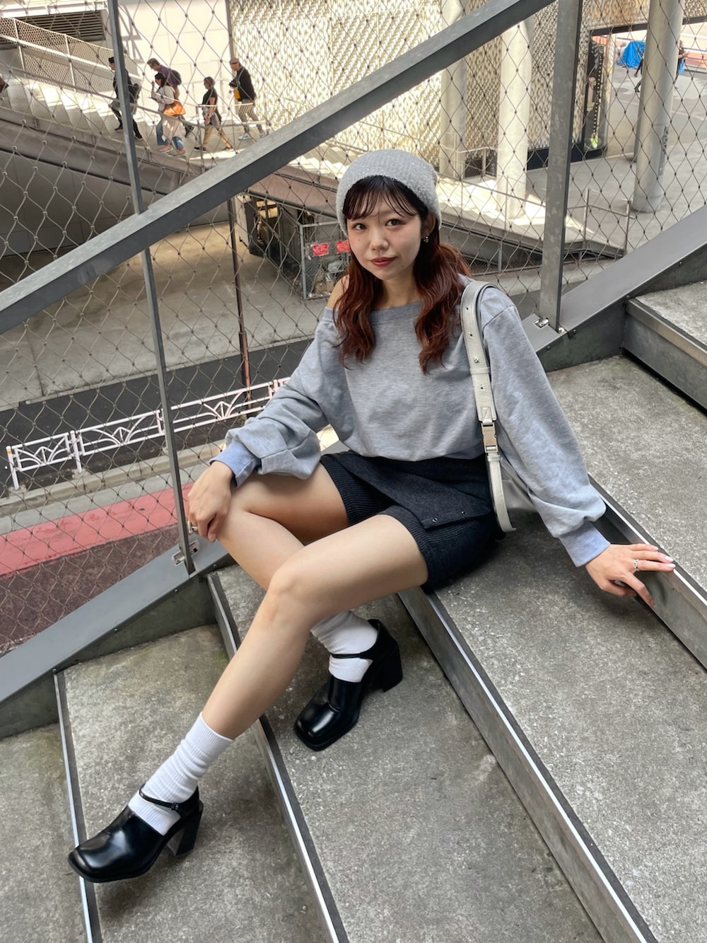 グレー系のスウェット、シルバー系のショルダーバッグ、グレー系のその他パンツを着用したレディースの春コーディネートの3枚目の写真