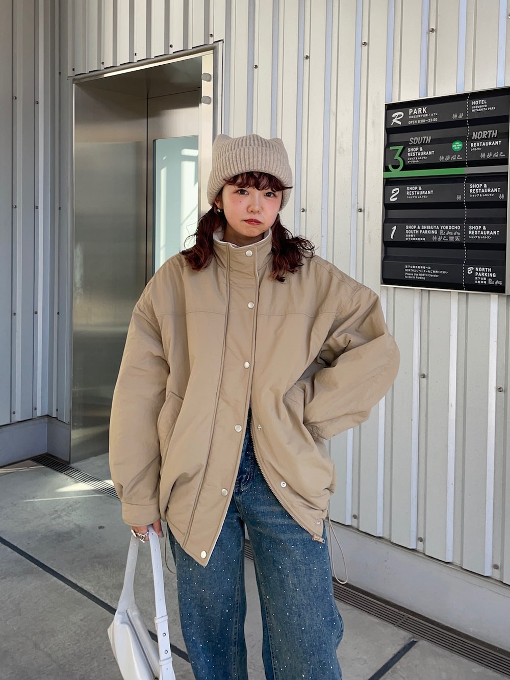 ベージュ系のブルゾン、ブルー系のデニムパンツ、シルバー系のシューズ小物/雑貨を着用したレディースの秋コーディネートの3枚目の写真