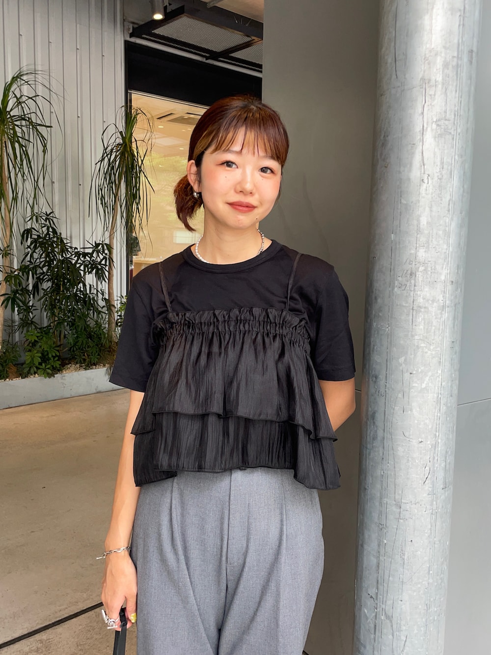 「モノトーン、サンダル、シンプル、休日スタイル、スポーツミックス、きれいめカジュアル、夏コーデ、低身長、骨格ウェーブ、プチプラ、レイヤードスタイル、ビスチェ、ブラックコーデ、フリル」｜「tiptopのシアー2wayフリルビスチェ（キャミソール、ブラック系）」を使った、UKIさん（レディース・155cm）の夏コーディネートの2枚目の写真