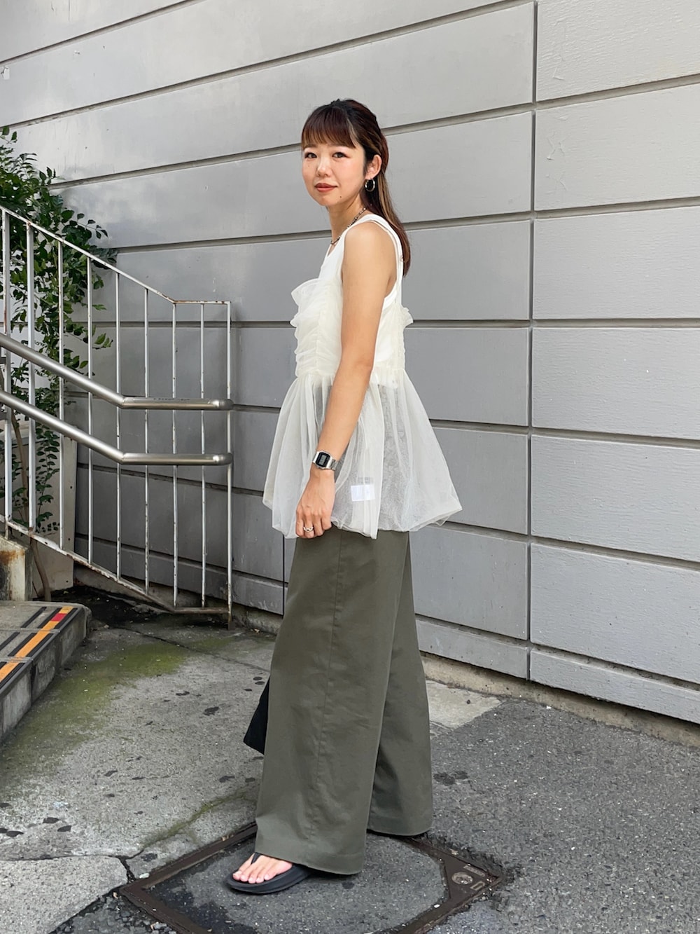 「レイヤードスタイル、スポーツミックス、プチプラ、夏コーデ、アツいコーデ全部見せ、休日スタイル、サンダル、きれいめカジュアル、ビスチェ、シンプル、低身長女子、骨格ウェーブ」｜「RANANのラメチュールビスチェ（キャミソール、ホワイト系）」を使った、UKIさん（レディース・155cm）の夏コーディネートの3枚目の写真