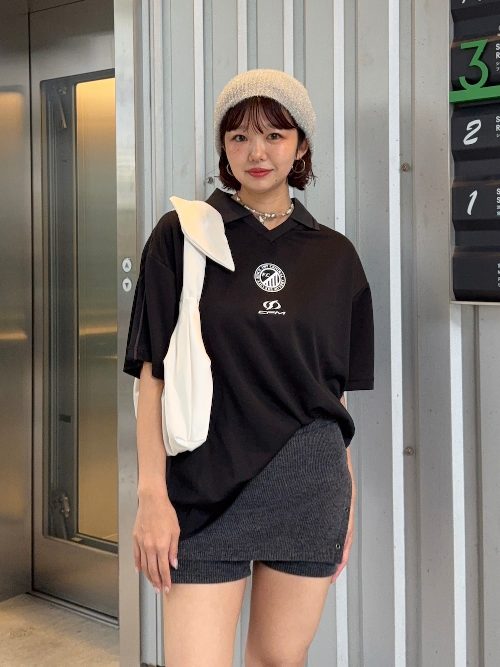 「confirm、Tシャツ、ゲームシャツ、夏服、ZOZO、ZOZOTOWN、ミニスカート、雨の日コーデ、モノトーン、スポーツミックス、レイヤードスタイル、ハーフパンツ、デートコーデ、ショートパンツ」｜「hellamのラメニットビーニー（ニットキャップ/ビーニー、シルバー系）」を使った、UKIさん（骨格ストレート・レディース・155cm）の夏コーディネートの4枚目の写真