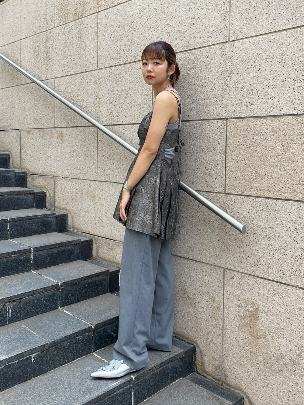「休日スタイル、きれいめカジュアル、韓国ファッション、夏コーデ、シンプル、レイヤードスタイル、お出かけコーデ、ノースリーブ、ワントーン、グレー」｜「EzickのGross jacquard キャミチュニック（キャミソール、グレー系）」を使った、UKIさん（レディース・155cm）の夏コーディネートの2枚目の写真