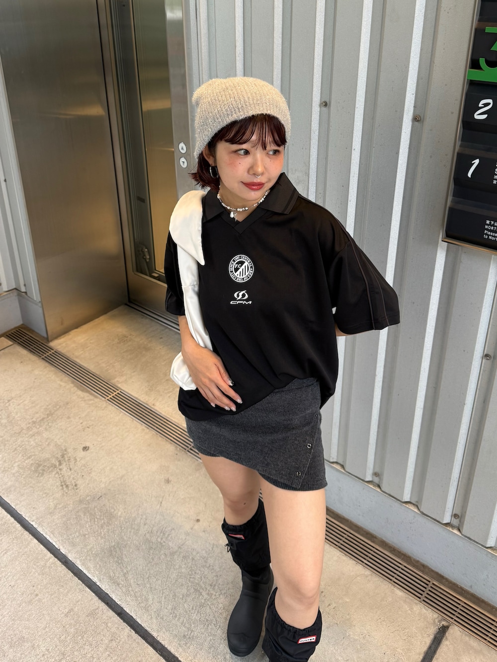 「confirm、Tシャツ、ゲームシャツ、夏服、ZOZO、ZOZOTOWN、ミニスカート、雨の日コーデ、モノトーン、スポーツミックス、レイヤードスタイル、ハーフパンツ、デートコーデ、ショートパンツ」｜「hellamのラメニットビーニー（ニットキャップ/ビーニー、シルバー系）」を使った、UKIさん（骨格ストレート・レディース・155cm）の夏コーディネートの3枚目の写真
