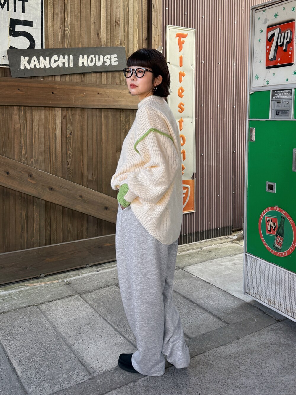 ホワイト系のニット/セーター、グレー系のその他パンツ、ブラック系のハンドバッグを着用したレディースの秋コーディネートの5枚目の写真