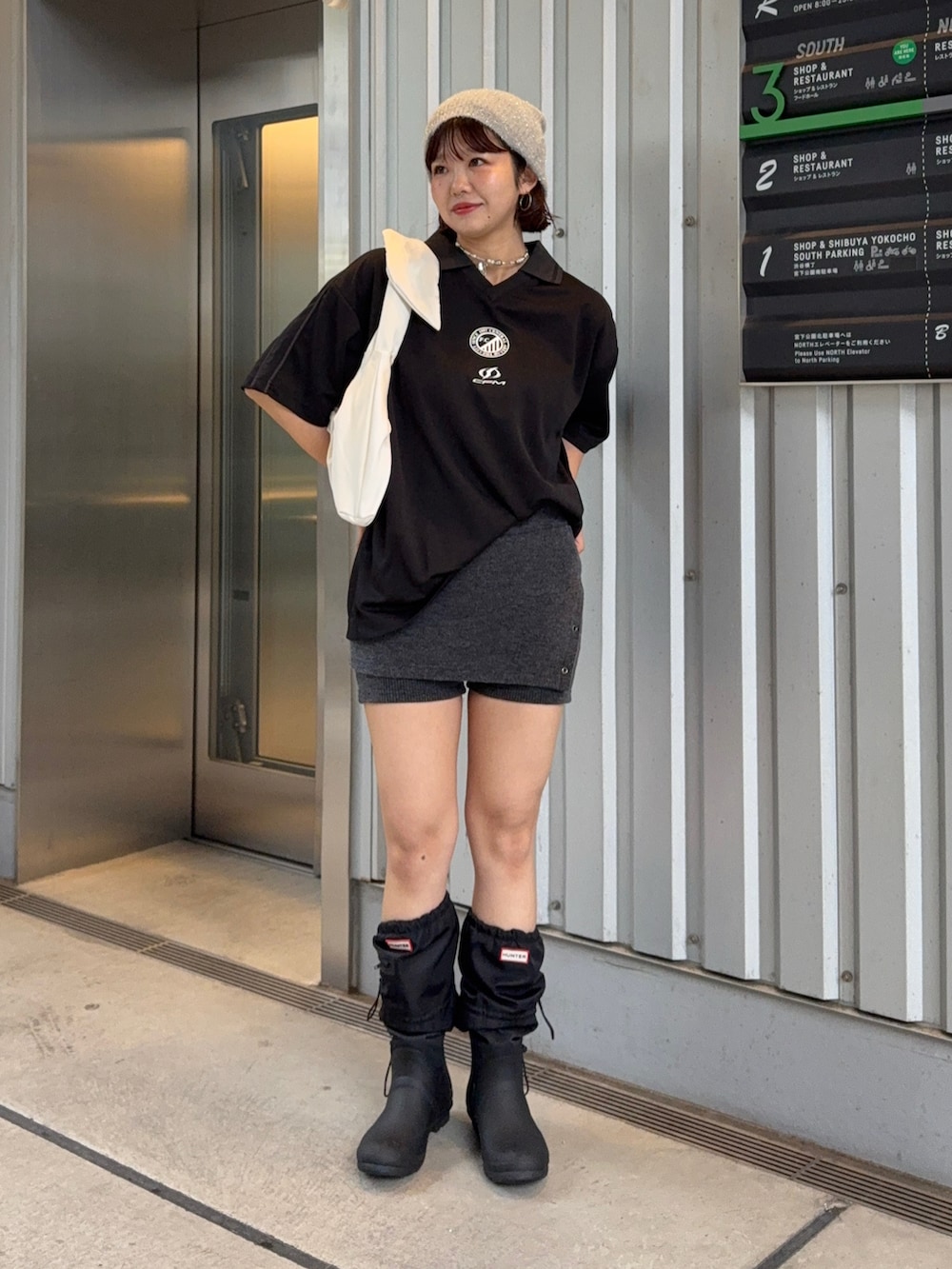 「confirm、Tシャツ、ゲームシャツ、夏服、ZOZO、ZOZOTOWN、ミニスカート、雨の日コーデ、モノトーン、スポーツミックス、レイヤードスタイル、ハーフパンツ、デートコーデ、ショートパンツ」｜「hellamのラメニットビーニー（ニットキャップ/ビーニー、シルバー系）」を使った、UKIさん（骨格ストレート・レディース・155cm）の夏コーディネートの2枚目の写真